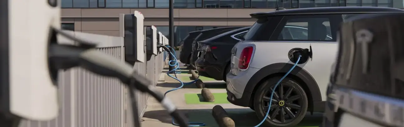 mehrer Autos beim elektrischen laden