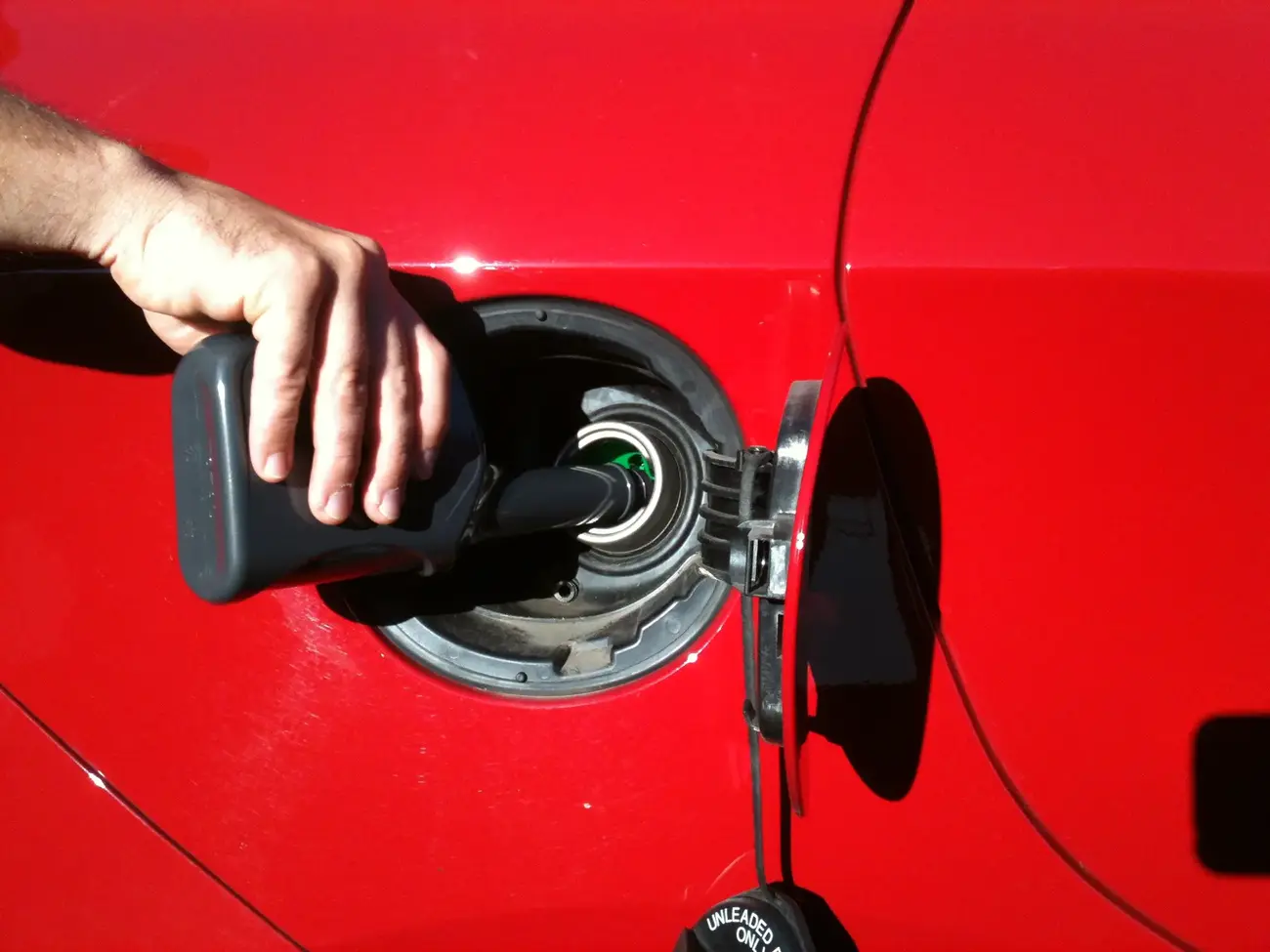 Additifs dans voiture rouge