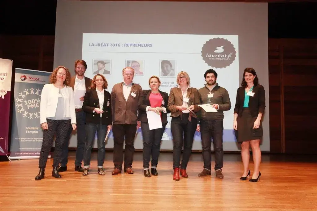 Remise de trophée aux lauréats « reprise » par Pascale Chopin,&nbsp; déléguée régionale TDR pour l’Ile de France