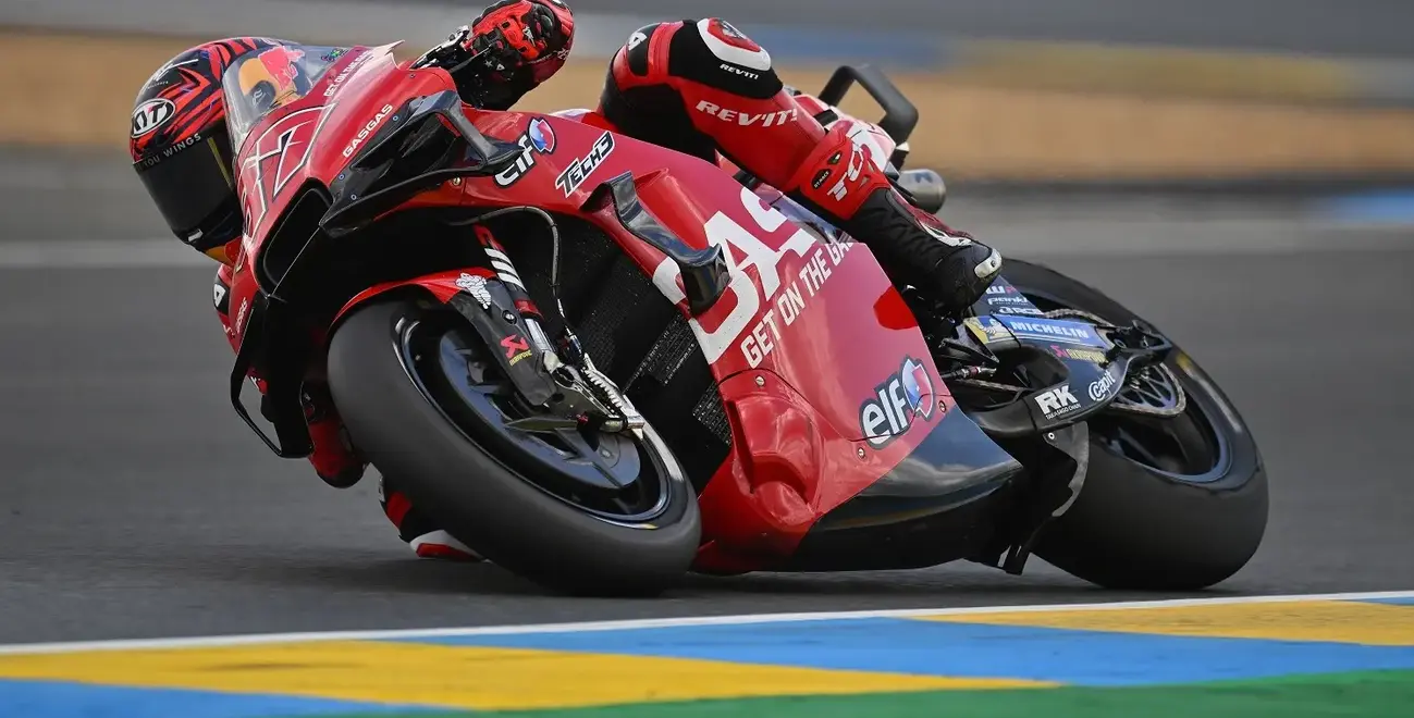 Motoradfahrer mit Motorrad auf der Rennstrecke 