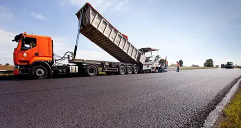 Straße mit Kipplaster