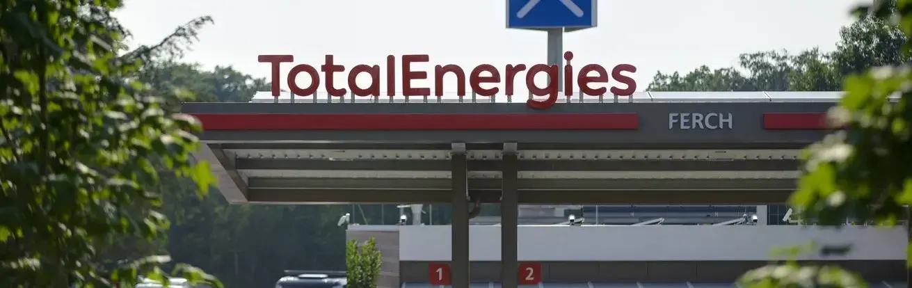 Ansicht auf TotalEnergies chriftzug auf dem Tankstellendach Ferch