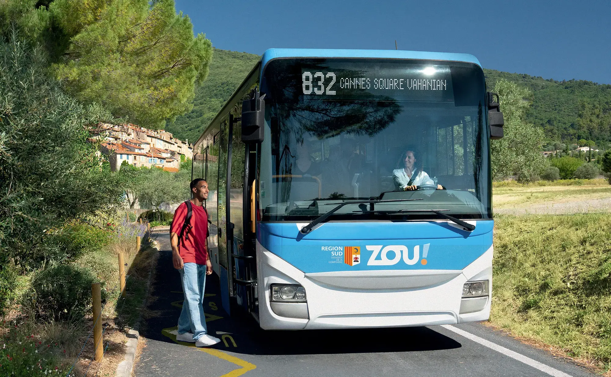 Homme entrant dans un bus