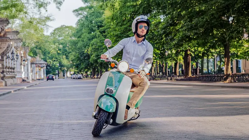 Conductor en scooter urbano que utiliza ELF Moto4 Race, ideal para recorridos diarios.