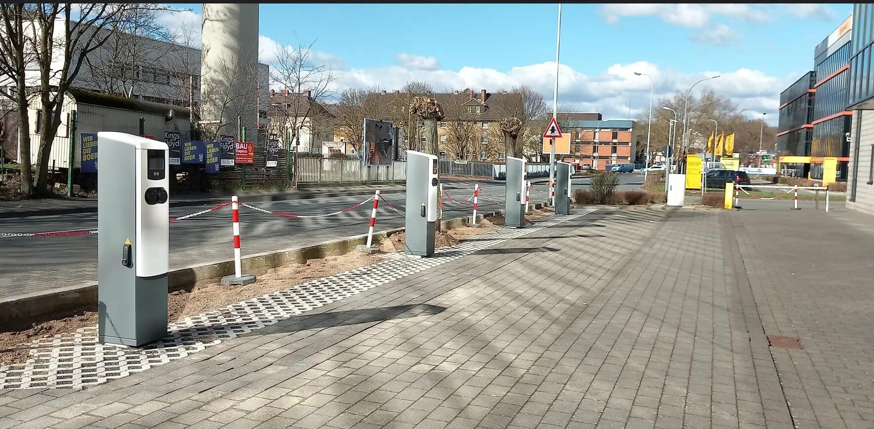 mehrere installierte Ladesäulen für e-Autos