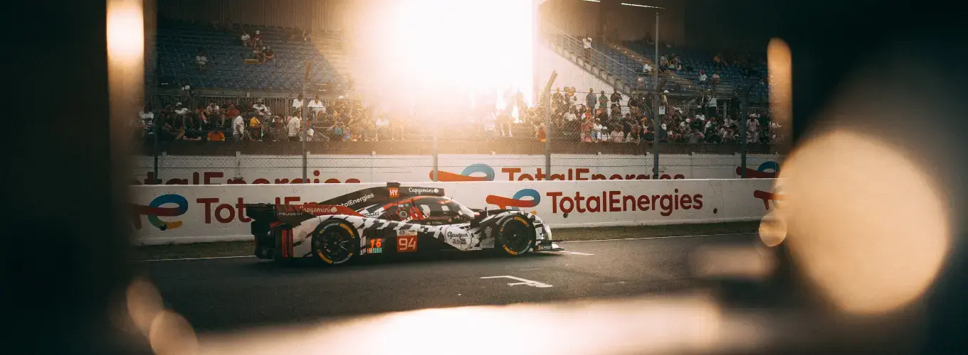 Le Team Peugeot TotalEnergies participe aux 24 Heures du Mans, illustrant l'innovation en matière de lubrifiants haute performance, de carburants renouvelables et de solutions de mobilité durable.