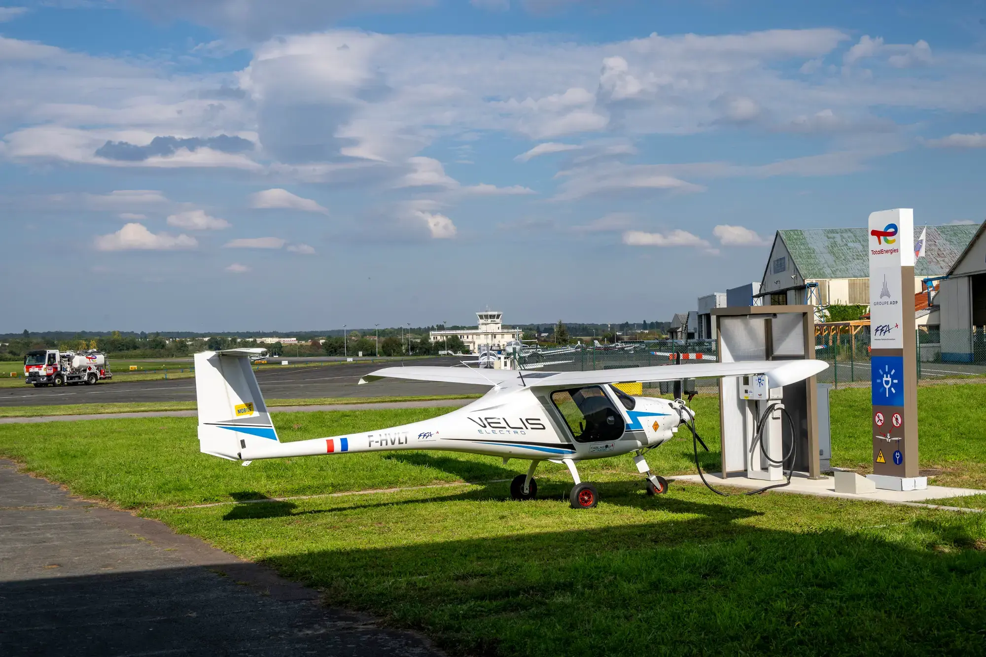 Avion electrique en recharge