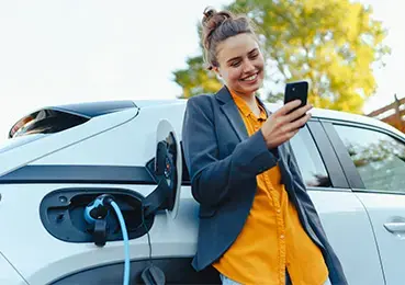 Femme rechargeant sa voiture