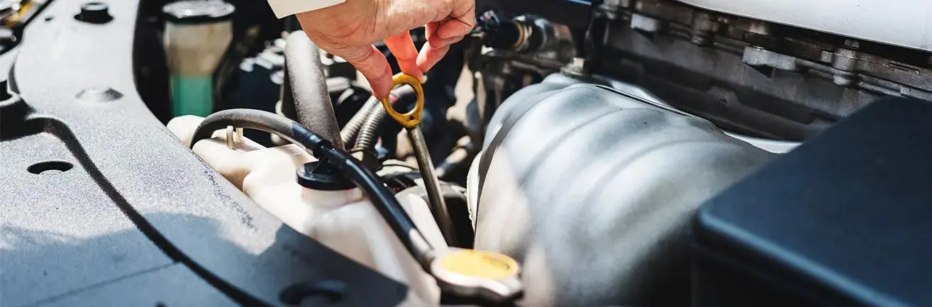 Motor bei dem das Motoröl durch eine Person gewechselt wird.