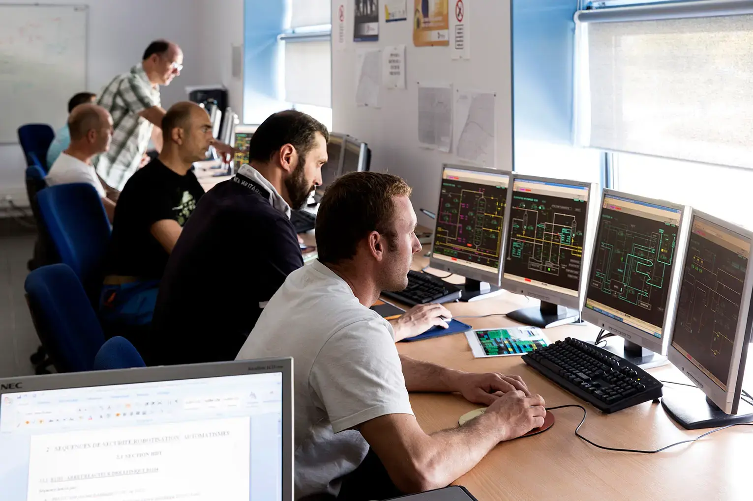 Consolistes en formation sur les simulateurs de contrôle et de pilotage