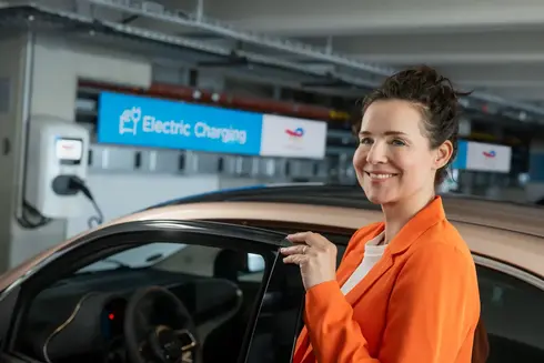 Elektrisches Laden in oeffentlicher Tiefgarage