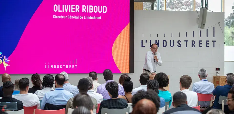 Olivier Riboud, Directeur de L’Industreet, accueille les nombreux participants à la cérémonie.
