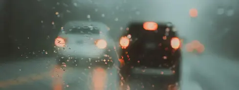 Kako varno voziti po mokrih cestah