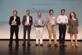 Pascal Chopin déléguée régionale de TDR), remet des trophées à 5 des lauréats Réseau Entreprendre