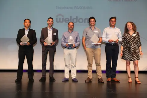 Pascal Chopin déléguée régionale de TDR), remet des trophées à 5 des lauréats Réseau Entreprendre
