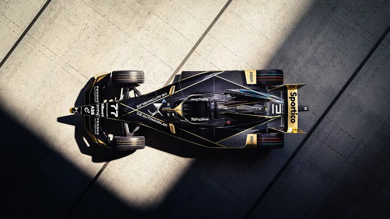 voiture DS E-TENSE FE25 de Taylor Barnard (N°77) avec halos, rétroviseurs, ailerons avant et arrière de couleur or