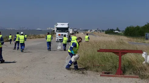 Salariés de la raffinerie ramassant des déchets le long de la Loire