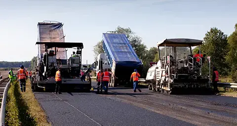 Frontansicht auf Straßenbaumaschinen
