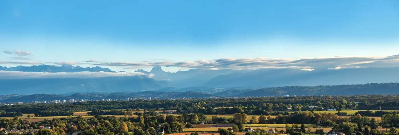Landscape of the city of Pau, with the Pyrenees in the background