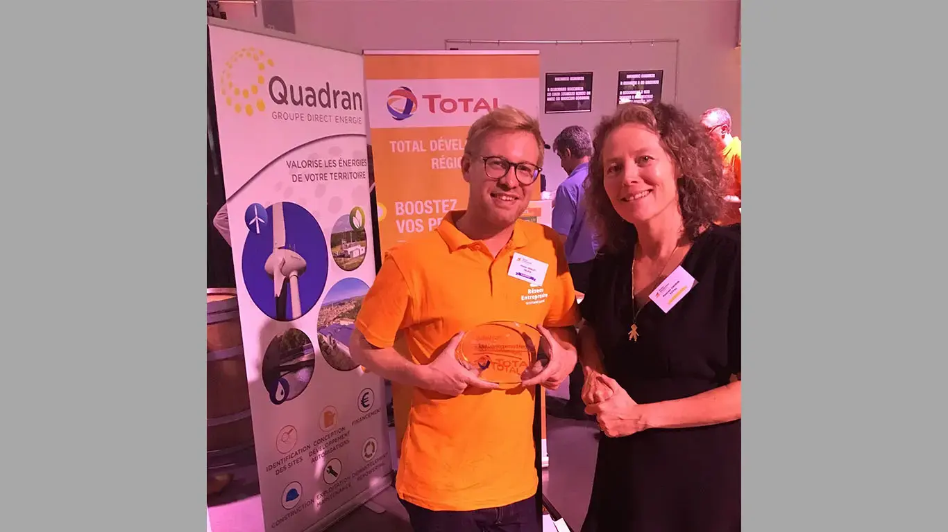 Remise de trophée à Mr. Verley, repreneur de la société TELDIS et lauréat de Réseau Entreprendre.
