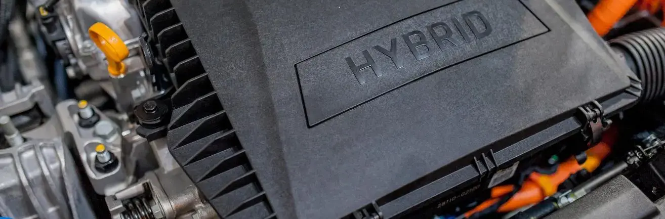 Кришка двигуна за надписом HYBRID