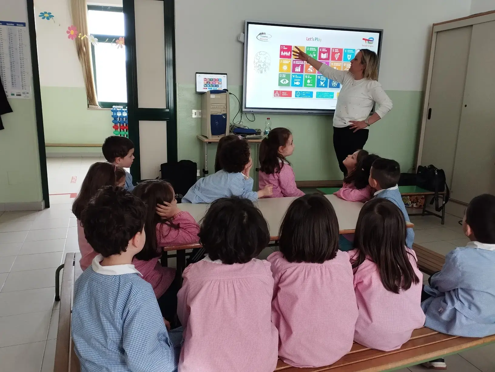 Action nelle scuole. Illustrazione degli SGS ai bambini