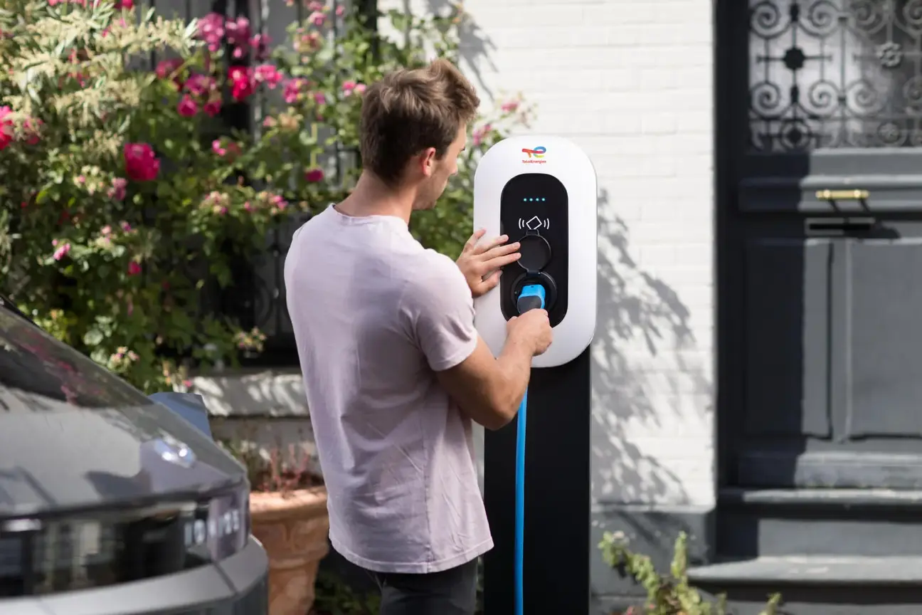 Homme rechargeant sa voiture électrique