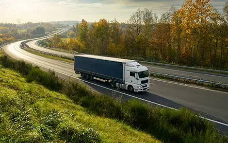 LKW auf Landstraße