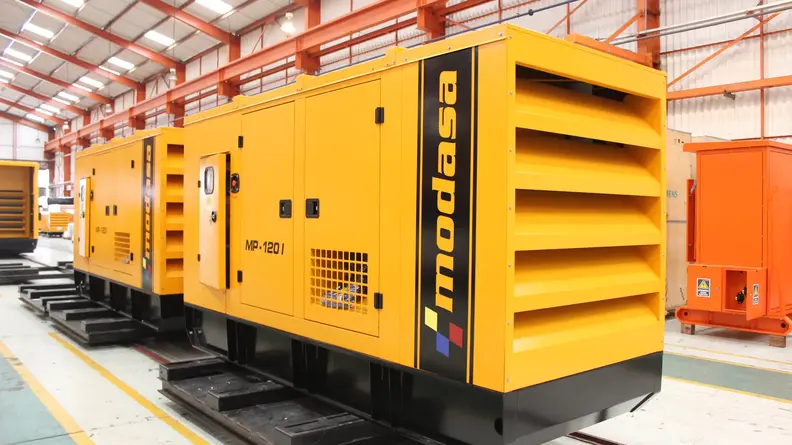 Lubricantes TotalEnergies aplicados en buses y grupos electrógenos de MODASA en Perú, optimizando rendimiento y mantenimiento.