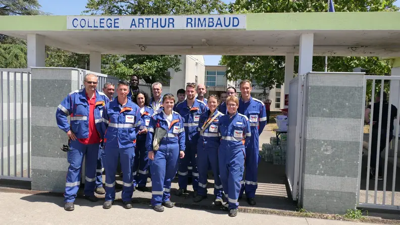Salariés raffinerie de Donges devant le collège Arthur Rimbaud