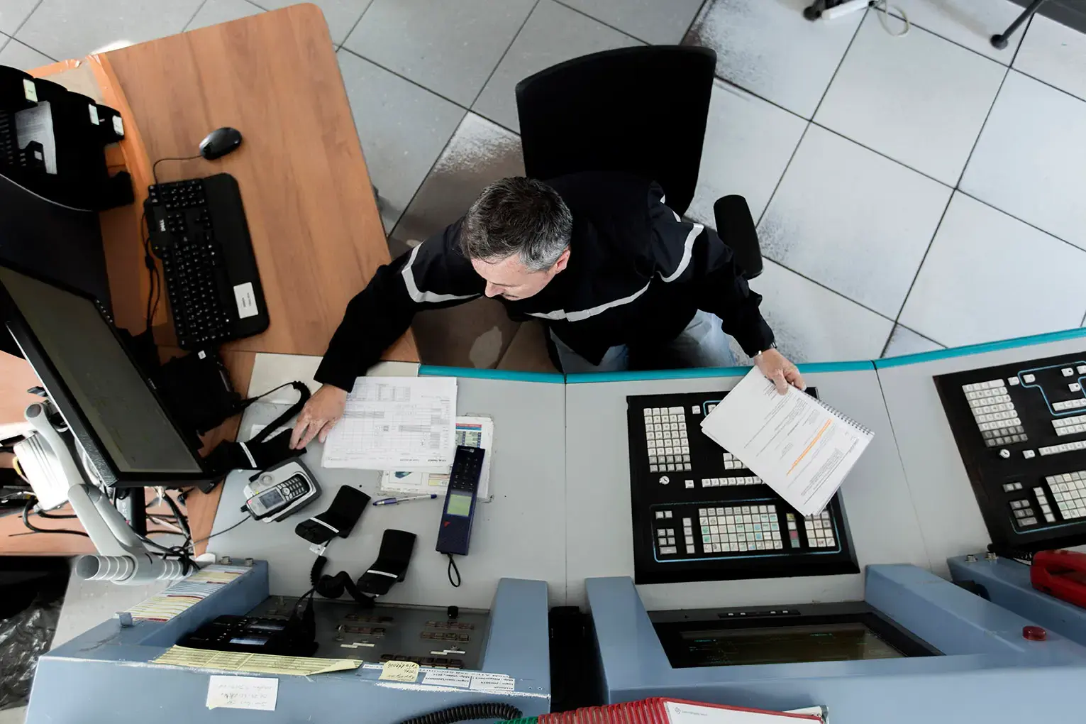 Opérateur sécurité dans la salle de contrôle du service maritime