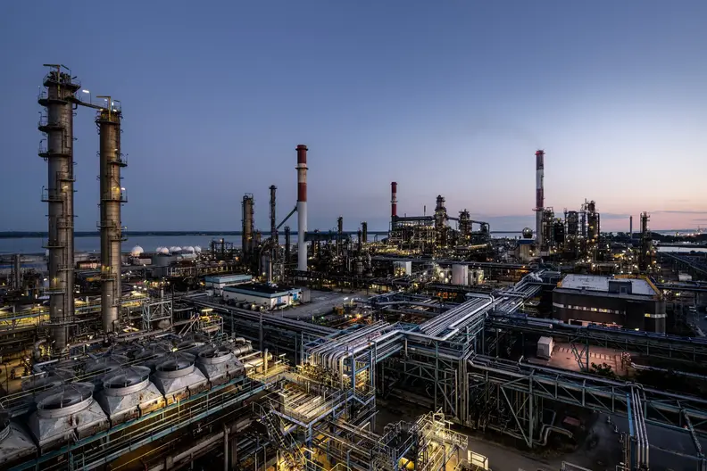 Raffinerie de Donges, vue de nuit, à partir du sommet d'une unité de production