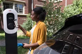 Conductrice qui paie sa recharge avec son téléphone