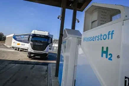 lkw bei der Einfahrt zur wasserstoffsäule