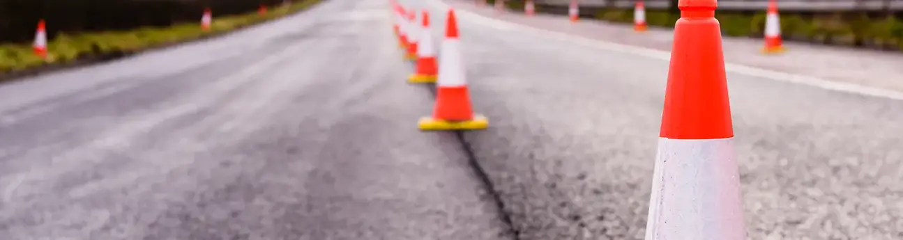 Eine Straßenansicht mit Leitkegeln