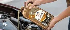 pouring TotalEnergies Quartz 5W-40 engine oil into car