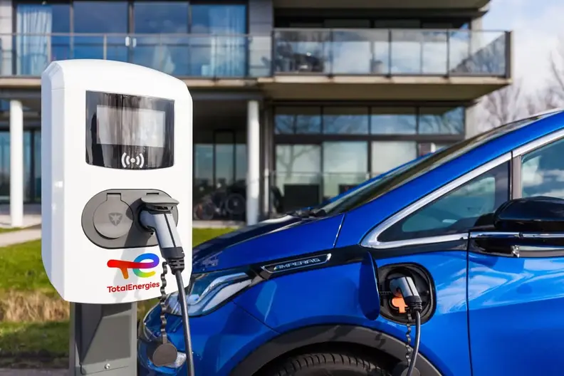 Ein Elektroauto lädt an einer Ladestation von TotalEnergies auf