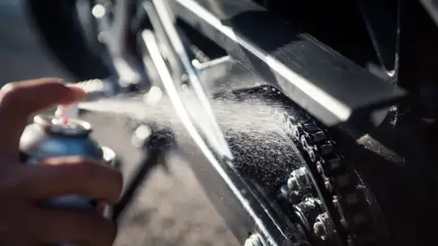 Comment graisser une chaîne moto