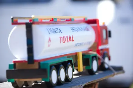 Gros plan sur un camion TotalEnergies miniature, réalisé par un artisan d'Antananarivo