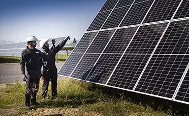 pracovnici-solarni-energie.jpg