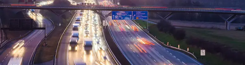 Autobahn in Abenddämmerung