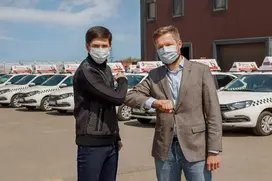 Генеральный Директор ТОО «Тоталь Маркетинг Сервисес Казахстан» Соболь Д.А. и основатель таксопарка, работающего в партнерстве Yandex Taxi, Максим Сарсенов