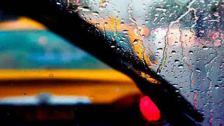 Auto bajo la lluvia