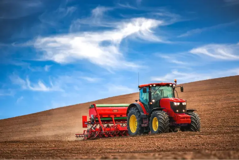 TotalEnergies, Agri, motorolajok, mezőgazdasági gépek, mezőgazdasági berendezések, traktor, szántás