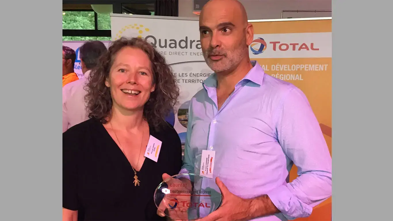 Remise de trophée à Mr. Dugand, repreneur et président de la société France SIGNALETIQUE, lauréat Réseau Entreprendre et membre d’avenir.