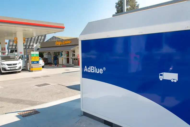 Station-service Saint Cassien à Cannes, France