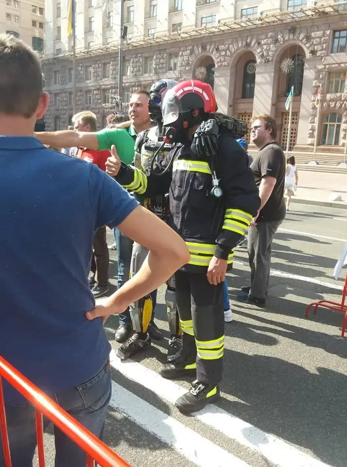 Robot Quartz with firemen at Total Ukraine event&nbsp;