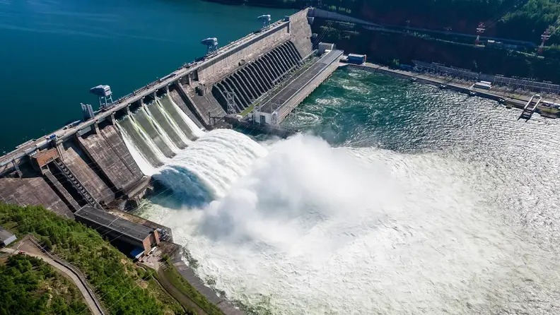 Vista aérea de central hidroeléctrica, soluciones biodegradables de TotalEnergies.