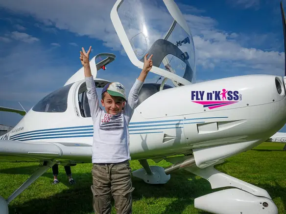 Boy in front of a flu n'kiss plan