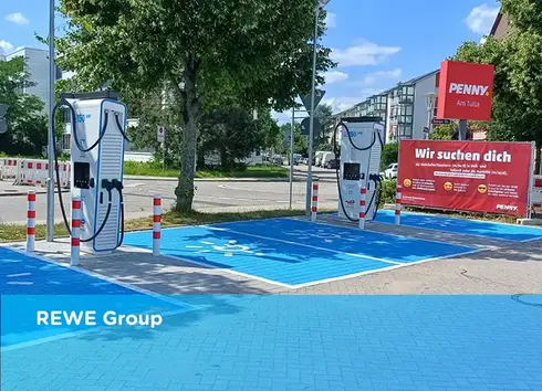 Parkplatz von Penny mit Ladeasäulen